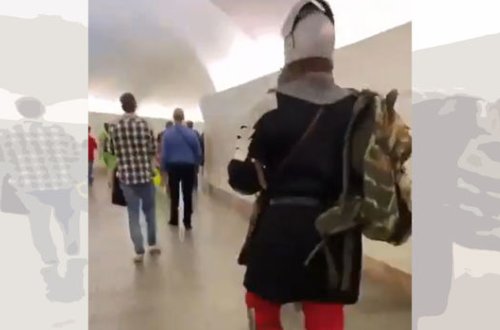 “Keçmişdən gələn cəngavər” metroda maraqla qarşılandı - VİDEO