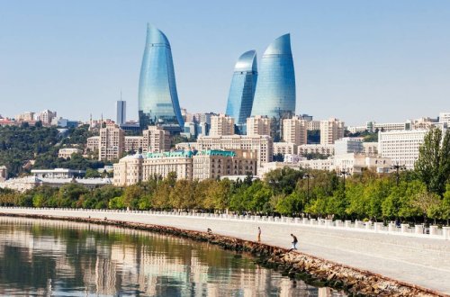 Bulvarda özünü dənizə atan qızı polislər xilas etdi - VİDEO