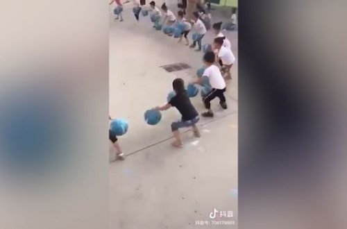 Çində uşaq bağçasında oynanılan oyun hər kəsi heyrətə gətirdi - VİDEO