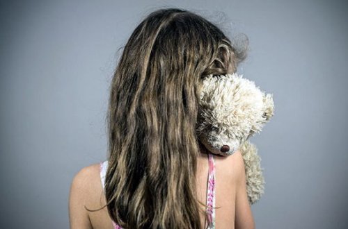 Ata 10 yaşlı qızı üçün çılpaq fotosessiya təşkil etdi