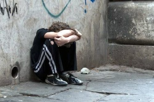 Bakıda kişi iki azyaşlı uşaqla küçədə dilənir: “İmkanım yoxdur, saxlaya bilmirəm” - VİDEO