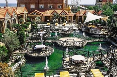 Azərbaycanda daha bir vəzifəli şəxs karantində məşhur restoranda toy etdi - FOTO