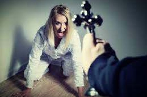 Cin qadınla cinsi əlaqəyə girir, onu ərinə qısqanır - VİDEO