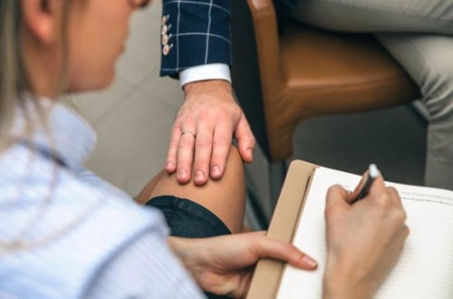 Kameranın açıq olduğunu unudan vəzifəli şəxs katibəsi ilə öpüşərkən “Zoom”a düşdü – FOTO