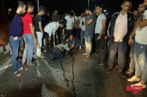 Sumqayıt yolunda dəhşət: Al qanın içərisində küçədə qaldı (Video)