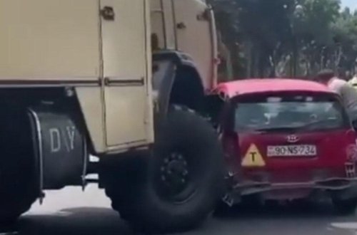 Bakıda təlim avtomobili hərbi maşının altına girdi: avtomobildə qadınlar olub - FOTO