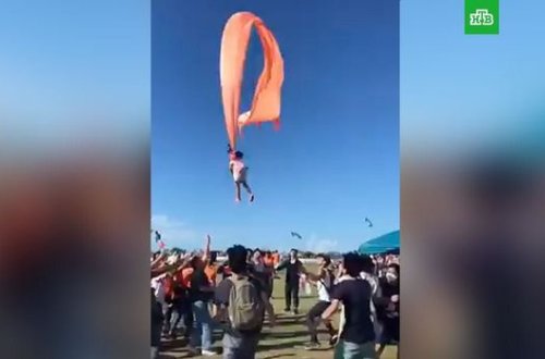 Nəhəng şar uşağı havaya qaldırdı - VİDEO