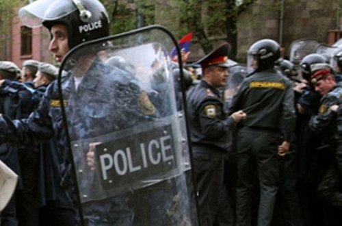 Ermənistanda futbolçular polisi döyüblər