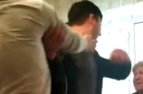 Azərbaycanda polis anasını təhqir edib, döymək istədi - VİDEO