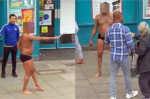 Yarıçılpaq kişi yoldan keçənləri qılıncla hədələdi - VİDEO