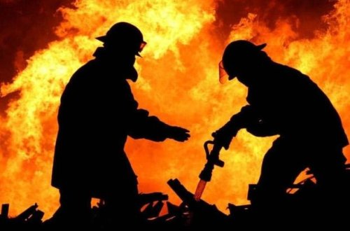 Azərbaycanda kişi evini yandırıb - VİDEO