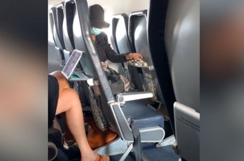 Təyyarədə qadın sərnişinin qeyri-adi hərəkəti təəccübləndirdi - VİDEO