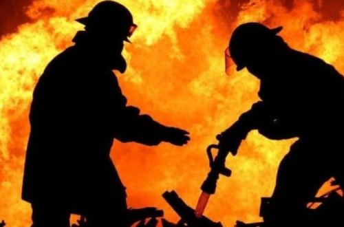 В Азербайджане мужчина поджег собственный дом - ВИДЕО