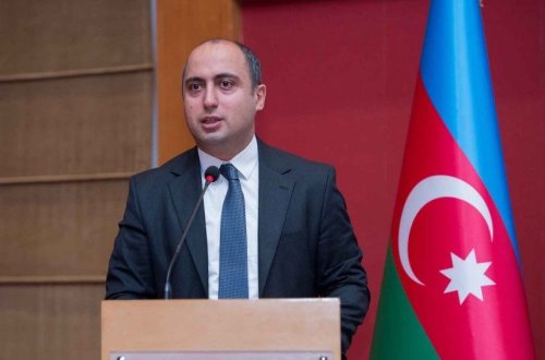 Təhsil naziri avtobus sürən direktora töhmət verdi