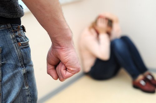 Kişi boşandığı qadını döydü - Qadın özünü binadan atdı