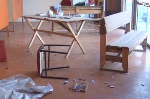 “Dedim icazə verin, oğlanlarla söhbət edim” - Övladı ilə birgə çay evini dağıdan ana - VİDEO