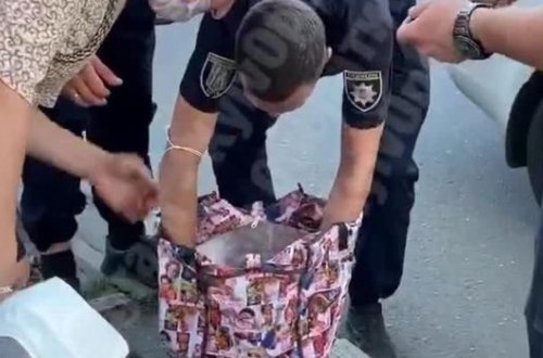 İki aylıq uşağı bağlı çantada aparan qadın saxlanıldı - VİDEO