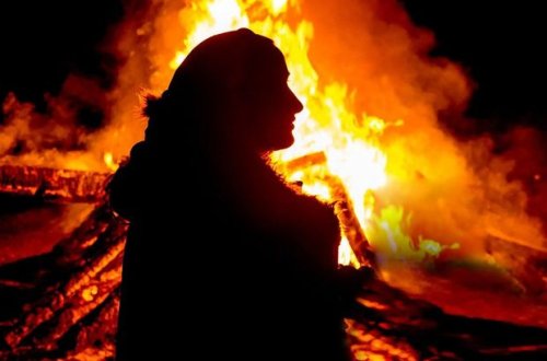 Azərbaycanda daha bir ailə münaqişəsi faciə ilə nəticələndi: Qızı boşanmaq istəyən ana özünə od vurdu