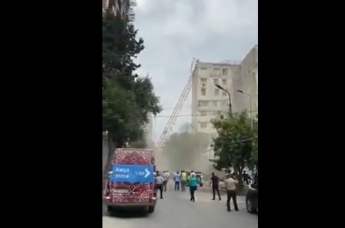 SON DƏQİQƏ! Bakıda kran binanın üstünə aşdı, yaralılar var - VİDEO