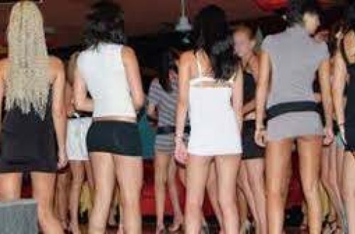 Məşhur futbolçu otelə 19 qadın çağırdı, ara qarışdı