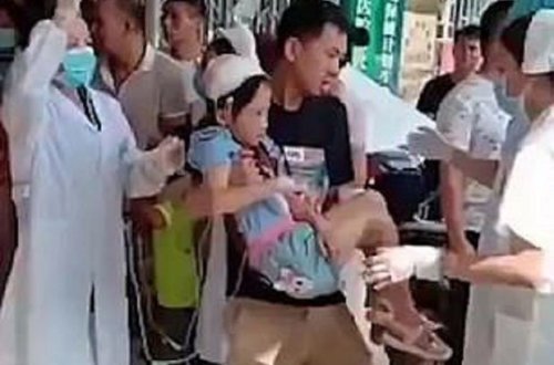 Bıçaqlı kişi məktəblilərə hücum etdi, yaralananlar var