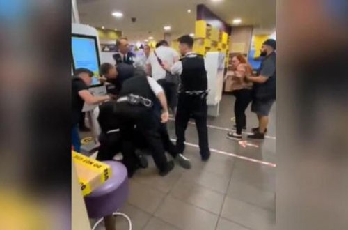 Polis restoranda dava edən şəxsləri sakitləşdirmək üçün silahdan istifadə etdi - VİDEO