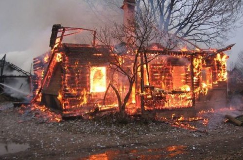 В Баку мужчина сгорел заживо в своем доме
