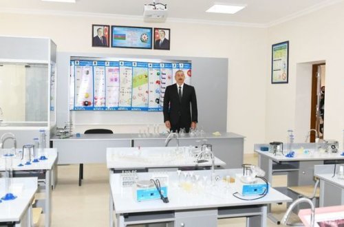 Ильхам Алиев на открытии нового корпуса школы в Баку - ОБНОВЛЕНО + ФОТО/ВИДЕО