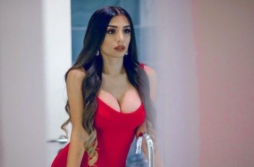 Renka depressiyaya düşüb saçlarını kəsdi - FOTO