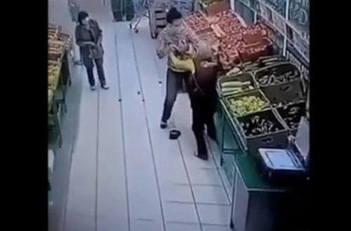 Bıçaqlı qadın mağaza işçisinə hücum etdi - VİDEO