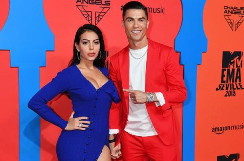 Ronaldu subaylıqla vidalaşır: Corcinaya evlilik təklif etdi