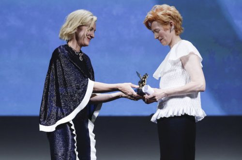 Məşhur aktrisa geyimi ilə hər kəsi təəccübləndirdi – FOTO