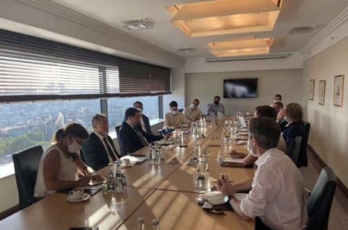 Hikmət Hacıyev media qurumlarının nümayəndələri ilə müzakirələr apardı