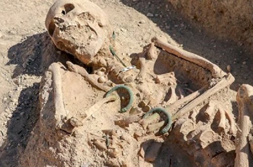 Qulağında sırğa, əlində üzük, boğazında boyunbağı olan qadın skeleti tapıldı - Foto