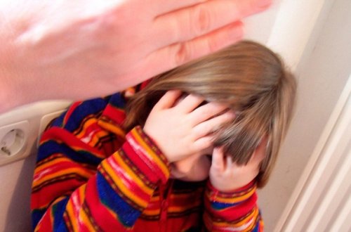 Sərxoş qadın canlı efirdə azyaşlını DÖYDÜ