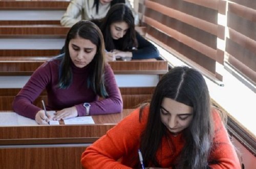 В 2019 году в Азербайджане не смогла поступить в вузы почти половина абитуриентов