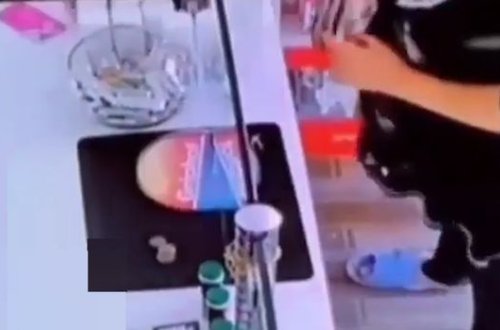 Azərbaycanda qadın aptekdə hamiləlik testi etdi - VİDEO