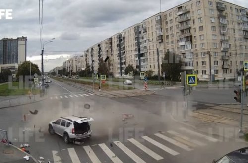 Sərnişin zərbənin gücündən avtomobildən yola düşdü - ANBAAN VİDEO