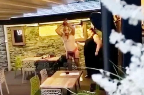 Qadın sadomazoxist dostunu barda soyundurub döydü - ŞOK VİDEO