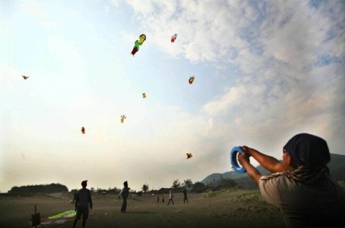 Nəhəng uçurtma uşağı UÇURTDU