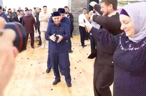 Kadırov qardaşı oğlunun toyunda BELƏ rəqs etdi - VİDEO