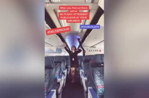 Стюардесса станцевала на борту самолета и восхитила Сеть - ВИДЕО