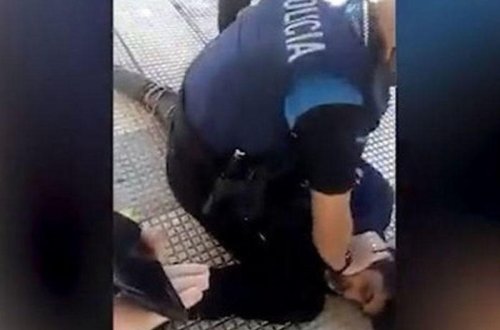 Polis 14 yaşlı yeniyetməni maskanı düzgün taxmadığına görə dizinin altına aldı - VİDEO