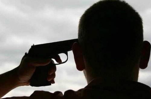 Biznesmen polislərin gözü qarşısında özünü GÜLLƏLƏDİ