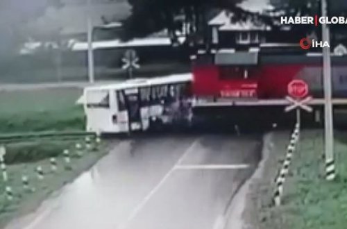 Rusiyada sərnişin avtobus lokomotivlə toqquşdu – ANBAAN VİDEO