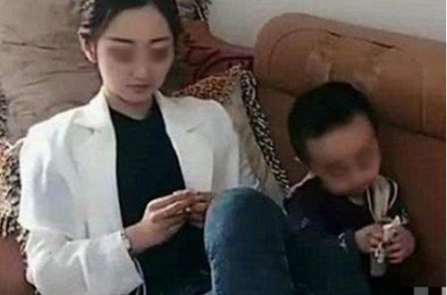 Родители подали в суд на 22-летнюю дочь, требуя, чтобы она воспитывала двухлетнего брата – девушка проиграла