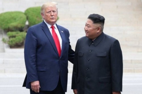 Не могу забыть момент, когда я держал вашу руку: опубликованы письма Ким Чен Ына к Трампу