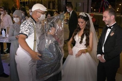 TOYDA MARAQLI HADİSƏ: Başına plastik torba keçirib bəylə gəlini TƏBRİK ETDİ