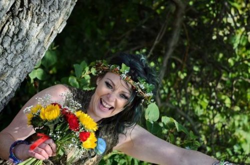 Британка отметила первую годовщину свадьбы с деревом