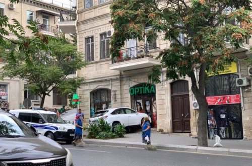 Bakıda “Lexus” aptekə çırpıldı - FOTO